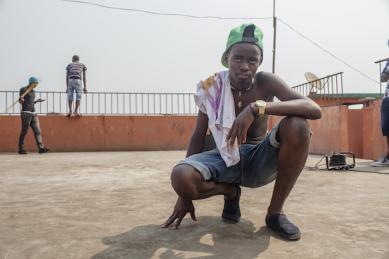 Junger Kudurista auf dem Dach eines Musikstudios in Luanda (photo: Flurina Rothenberger)