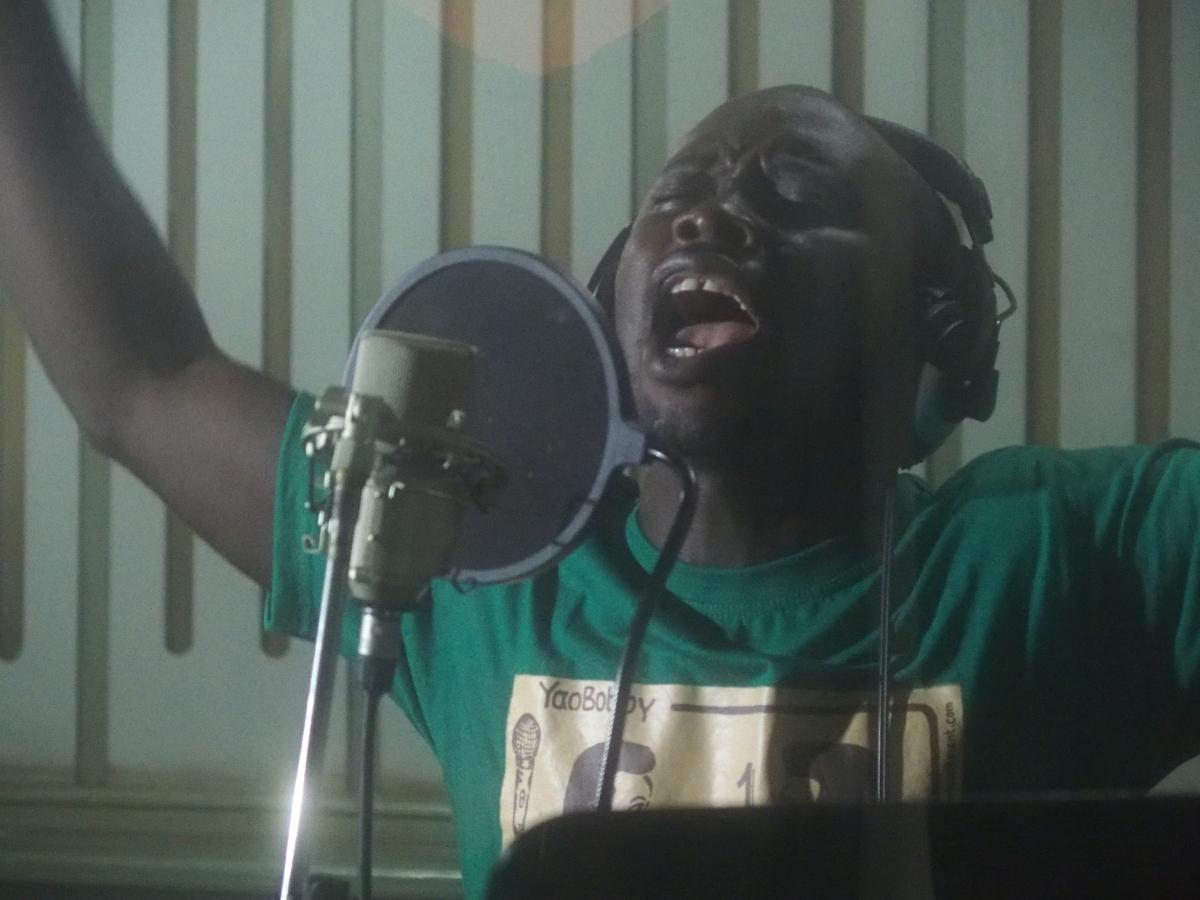 Yao Bobby, vocal recordings in the Colibri Studios, Lomé Togo (photo: Simon Grab)