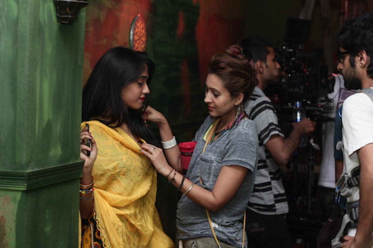 Wardrobe stylist Mariam Azmi (right) with Suhee Abro (left) during the shooting of the «The Desert Journey» (photo: Gali Films)
