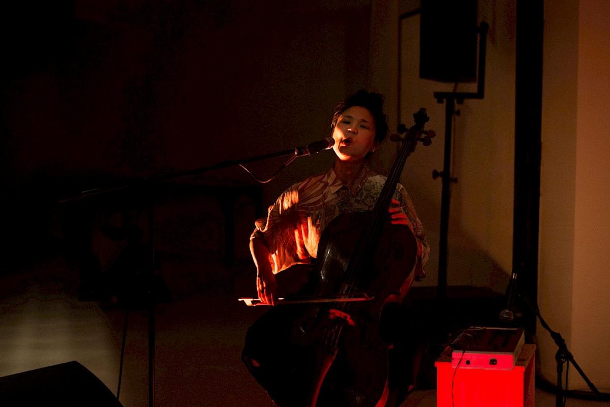 Audrey Chen live at Savvy Contemporary, Berlin (photo: Raisa Galofre, 2017)