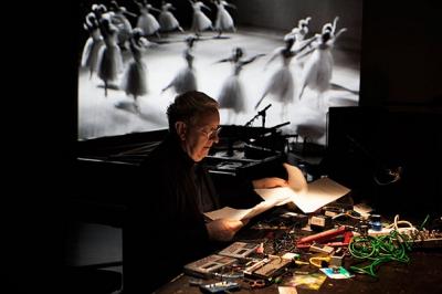 Elektronik-Musiker Steve Beresford am 11. September 2014 bei der Performance «Everyday», Dampfzentrale, Biennale Bern (photo: Loulou D’Aki)