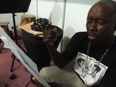 Yao Bobby testing lyrics, Colibri Studios, Lomé Togo (photo: Simon Grab)