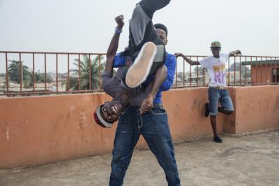 Tanzcrew beim Üben: Kuduro imitiert die Bewegungen von Menschen mit Behinderung, nicht aus Spott, sondern als Solidaritätsaktion (photo: Flurina Rothenberger)