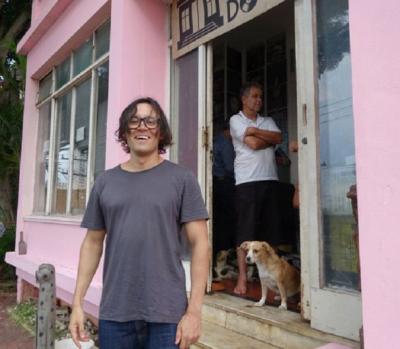 Image 3: Rodrigo Plaça in front of the Casarão do Vinil, at the entrance the owner and his watch dog, São Paulo (photo: Holger Lund, 2018)