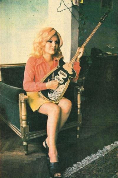 Image 7: Huri Sapan, photo from the Turkish music magazine Hey, p. 32. (photo: Hey Magazine, 18. 9.1974)
