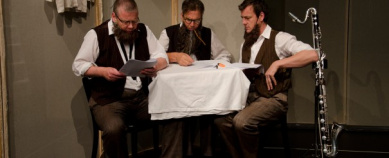 Jan Ratschko (Bassklarinette), Ruedi Häusermann (Klarinette) und Herwig Ursin (Akkordeon).