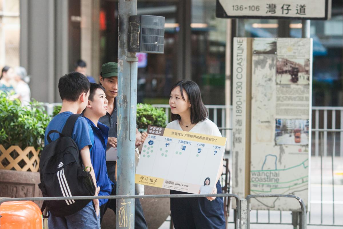 Susi Law campaigning in the streets of Hong Kong (photo: Wong Chung Ho 2019)