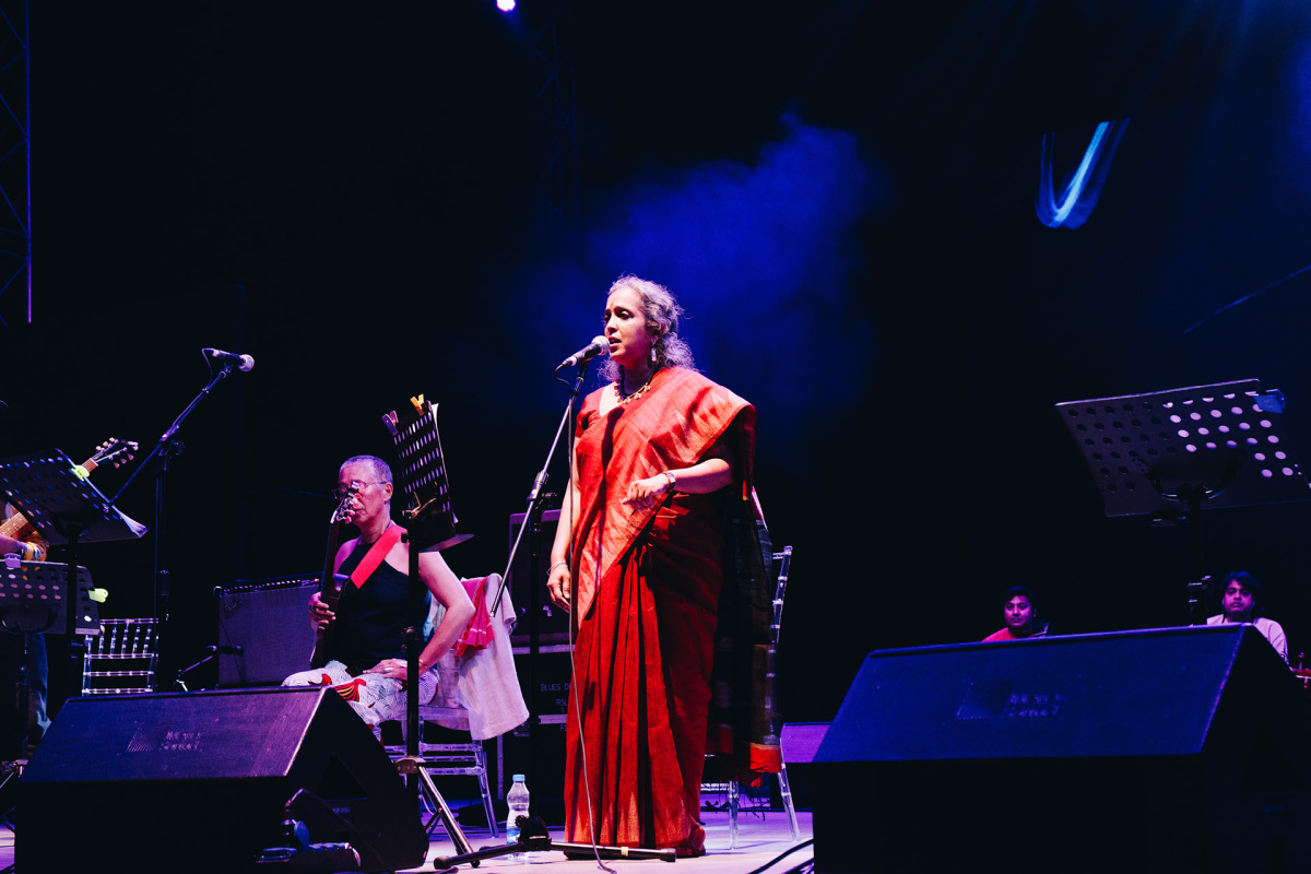 Sumangala Damodaran performing with the Insurrections Ensemble, Serendipity Festival 2018, Goa, India (photo: Serendipity Art Foundation).
