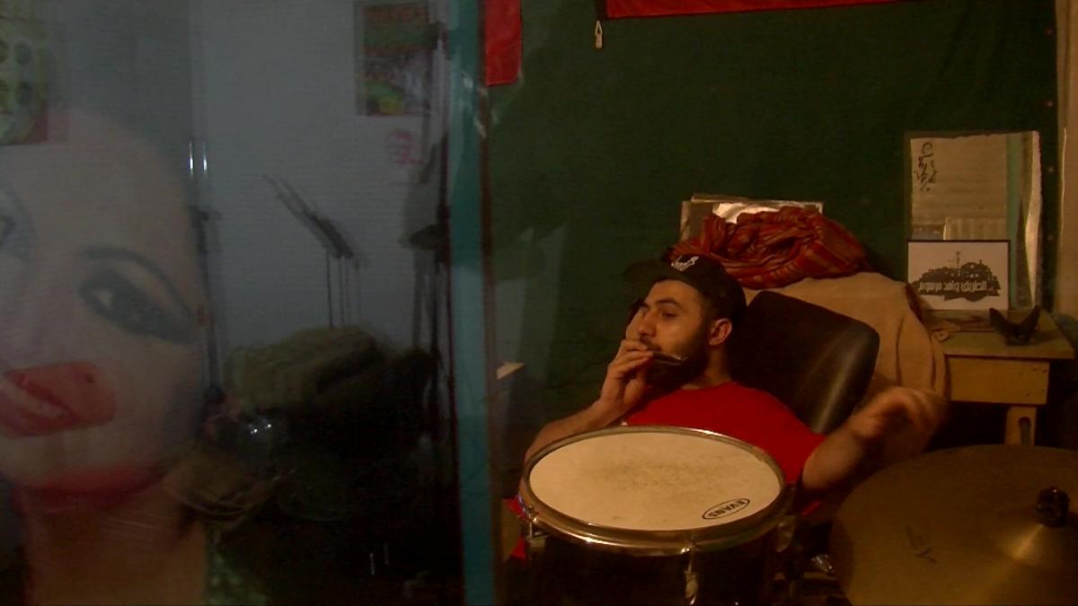 Palestinian rapper Osloob in his studio in Beirut; crossfade with Samria Tawfiq’s album cover, one of Osloob’s many sample sources. (Filmstill from «The Cause of Rap» by Justin de Gonzague and Nicolas Puig 2019)