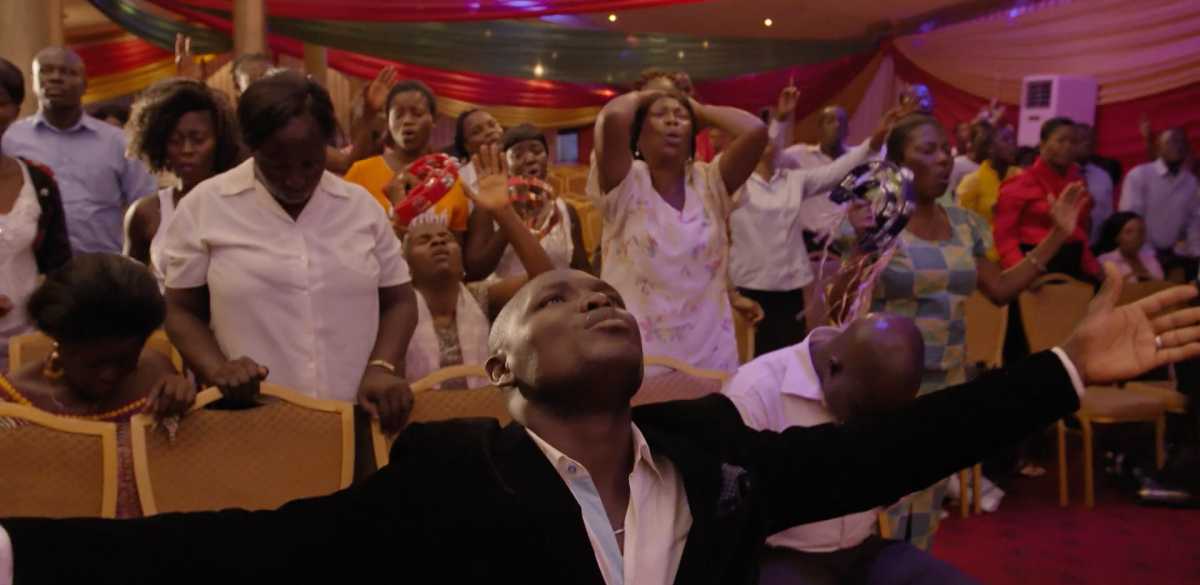 Worship in Ghana (Filmstill: Contradict, Thomas Burkhalter & Peter Guyer, Switzerland/Ghana 2020).