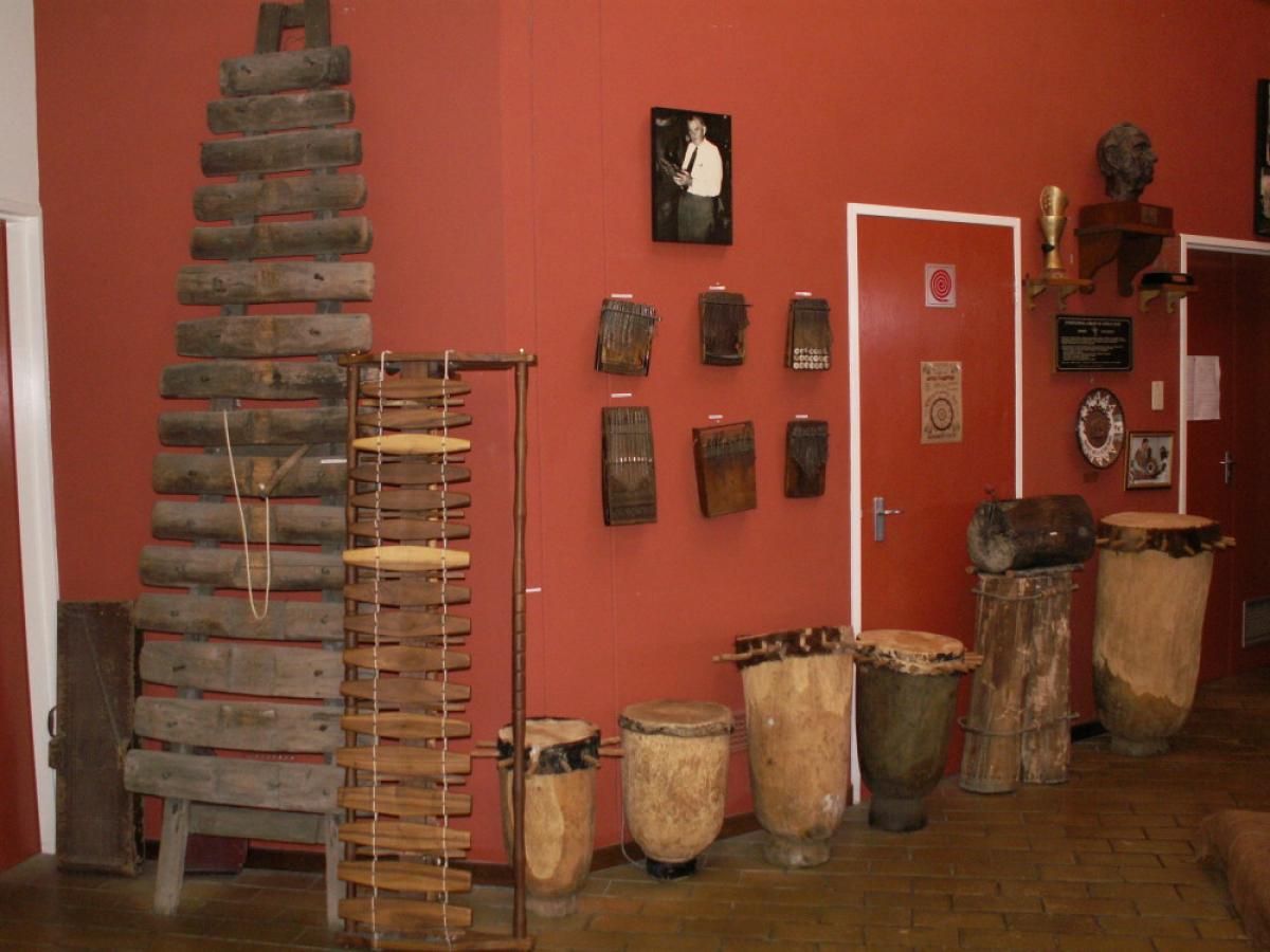 Inside the International Library of African Music: The akadinda (large xylophone), kalimbas on the wall, and a photo of Hugh Tracey (Mark Holdaway/Wikimedia, USA 2008) 