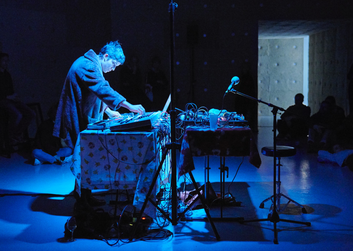 Emma Souharce im Centre d’Art Neuchâtel (photo: Guillaume Baeriswyl)