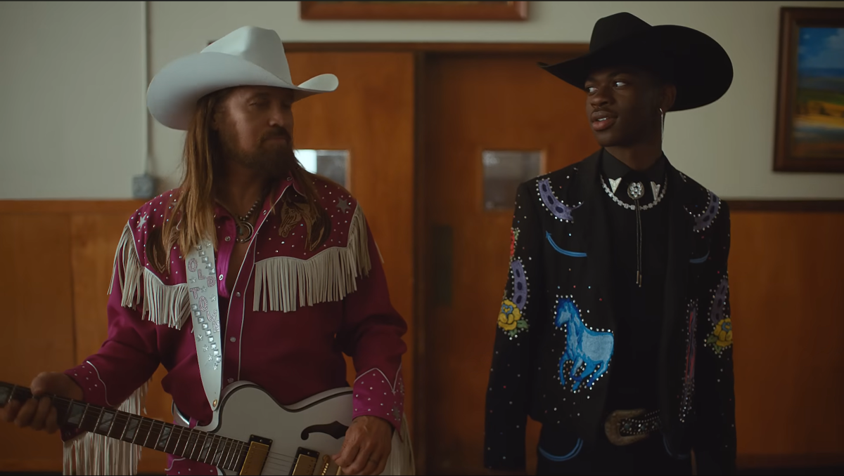 Trap meets Country: Lil Nas X und Country-Star Billy Ray Cyrus. Szene aus dem Musikvideo: Old Town Road.