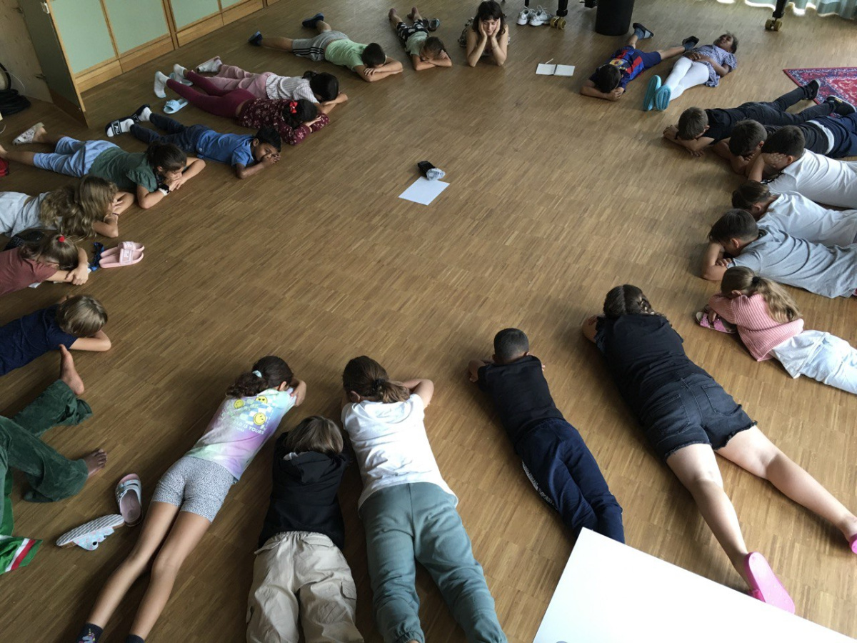 Listening workshop with children of class 3 and 4 in 2023/24,  directed by AGF (photo: KleefeldKlangfeld 2023).