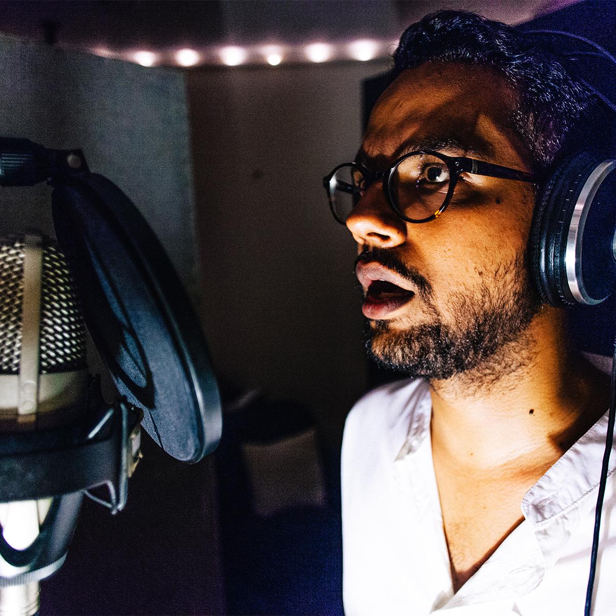 Ali Gul Pir recording in Karachi (Photo: Thomas Burkhalter)