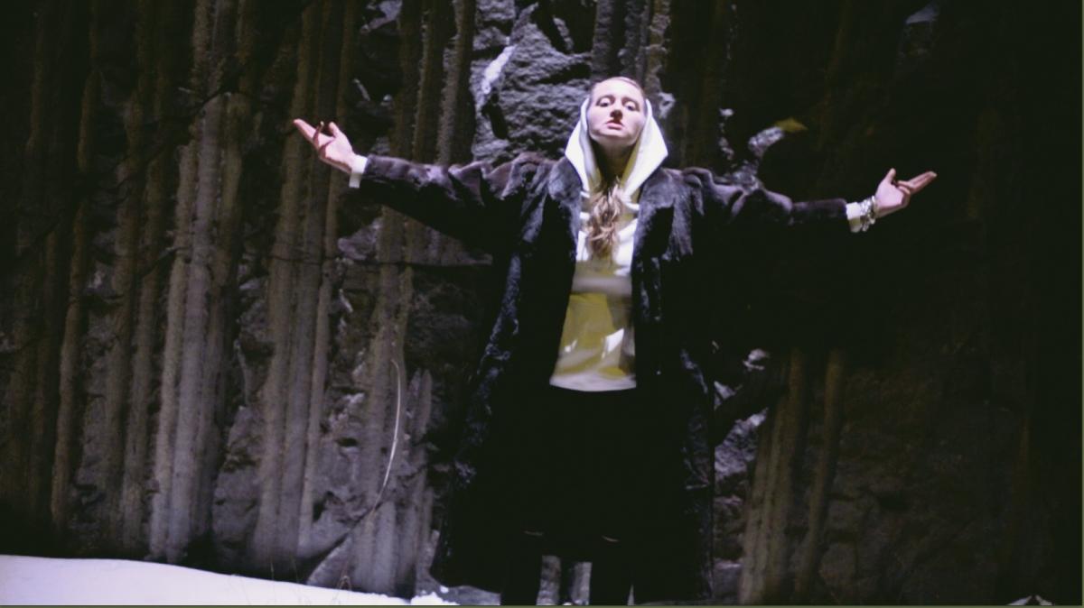 Filmstill: Silvana Imam & Elin Kastlander (Music), Olivia Kastebring & Mika Gustafson (Video): «I·M·A·M (jj Remix)» (Sweden 2014)