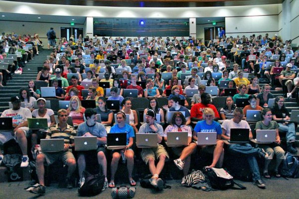 Students escaping loneliness online at the University Missouri School of Journalism (photo: Brett Jordan/Flickr, 2014)