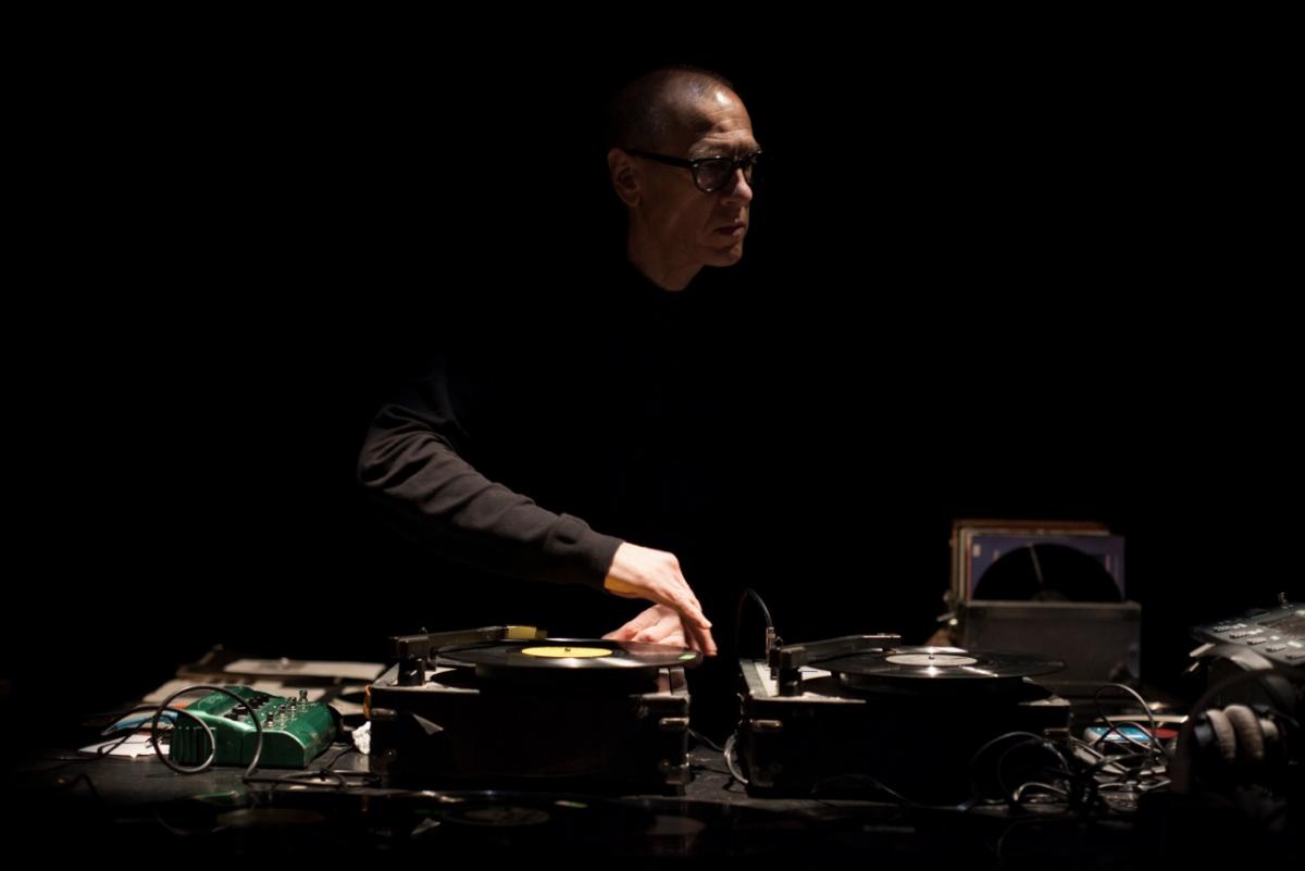 Christian Marclay am 11. September 2014 bei der Performance «Everyday», Dampfzentrale, Biennale Bern (photo: Loulou D’Aki)