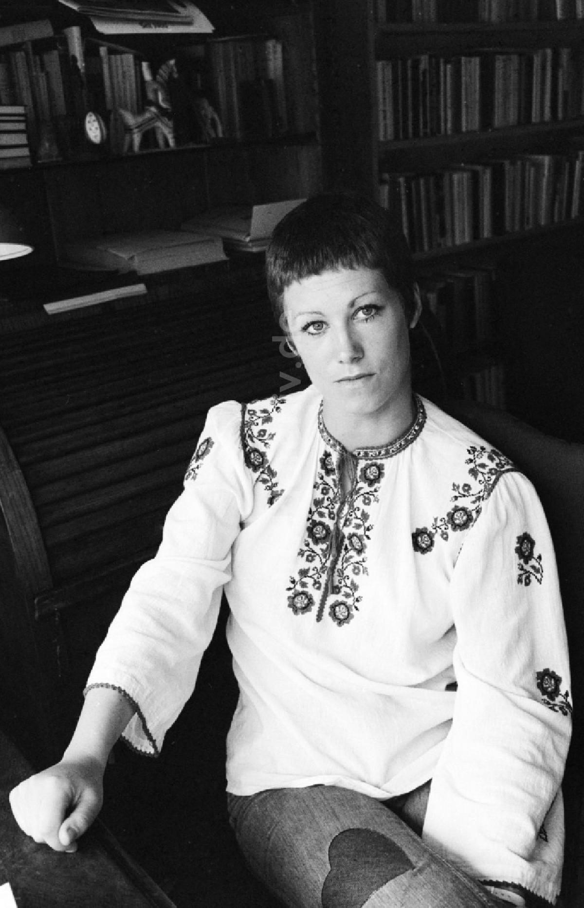 Barbara Thalheim, deutsche Sängerin und Liedermacherin, in Berlin 1977 (photo: Manfred Uhlenhut)