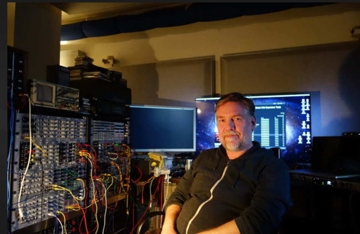 And.Ypsilon in his music studio in Stuttgart. (photo: Immanuel Brockhaus)