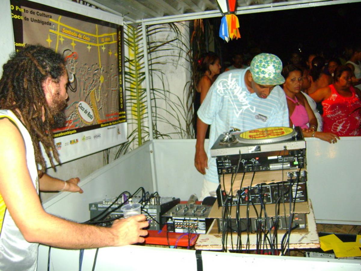 Ricardo Ruiz and José Balbino at the sound system of sambada de côco, during the Semussum sessions (photo: Ronaldo Eli, 2010)