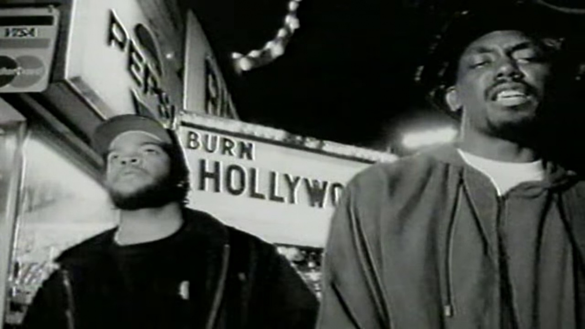 Filmstill: Public Enemy feat. Ice Cube & Big Daddy Kane, «Burn Hollywood Burn» (1990).