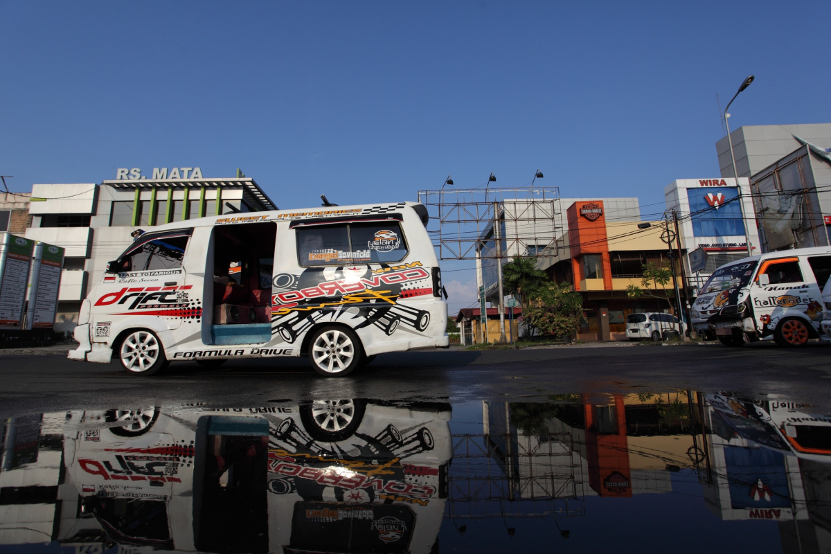 Popular spaces to listen to loud funkot: angkot bus in Indonesia, 2017 (photo: Pxhere).