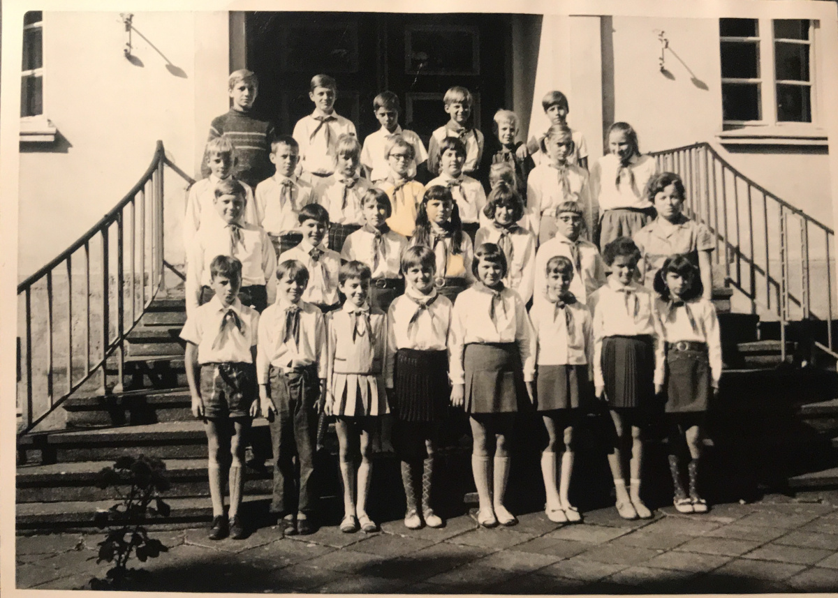 The class of the author’s mother, 1970 in Premnitz, German Democratic Republic GDR (photo: Sophie Grobler).