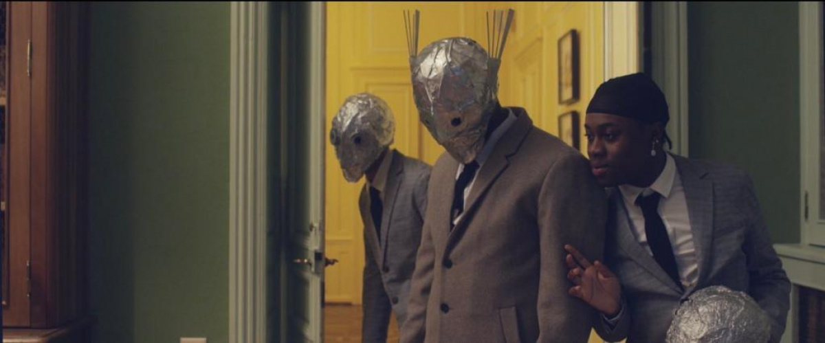 Filmstill: «Les Contes de Cockatoo», Varnish la Piscine, Rhony Sutriesno, 2020.