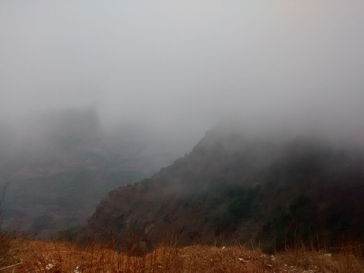 Like in music, in fog, knowledge appears in layers, and not all of it is to see. (photo: Shubham Kataruka/Wikimedia Commons)