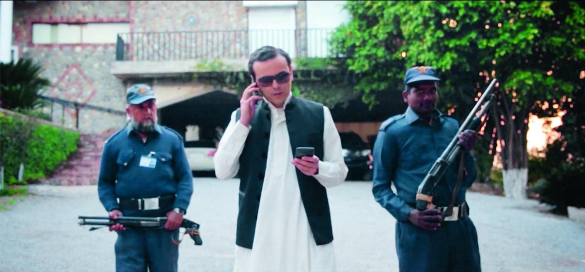 Filmstill: Ali Gul Pir & Adil Omar (Music), Shahbaz Shigri & Ayesha Linnea (Video): «#Kholo BC» (Pakistan 2014)