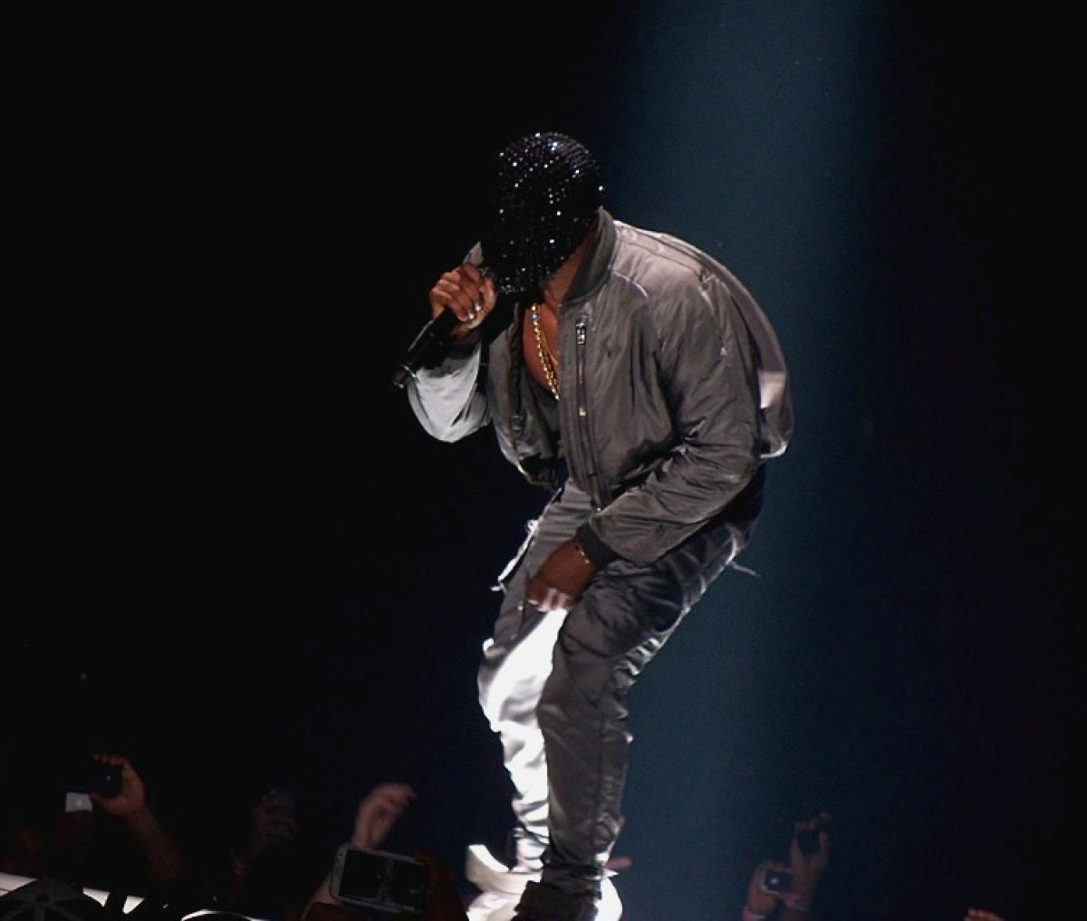 Here, he is not performing for an autocrat: a masked Kanye West in Los Angeles on his «Yeezus Tour» (photo: U2soul, 2013)