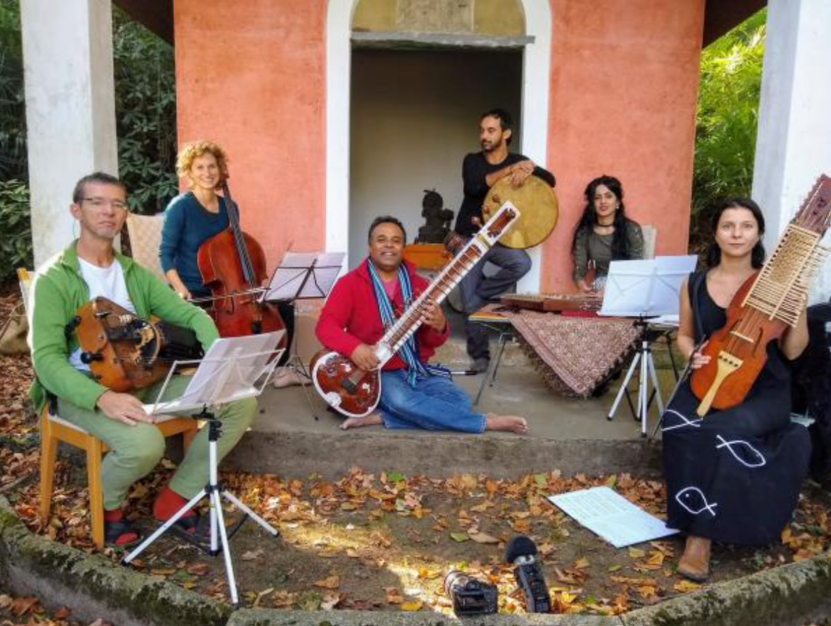 v.l.n.r.: Matthias Loibner (Drehleier), Sara Käser (Cello), Gaurav Mazumdar (Sitar, musikalische Leitung), Paolo Rossetti Murittu (Rahmentrommeln), Arezoo Rezvani (Santur), Olena Yeremenko (Nyckelharpa) (photo: Building Bridges, 2019)
