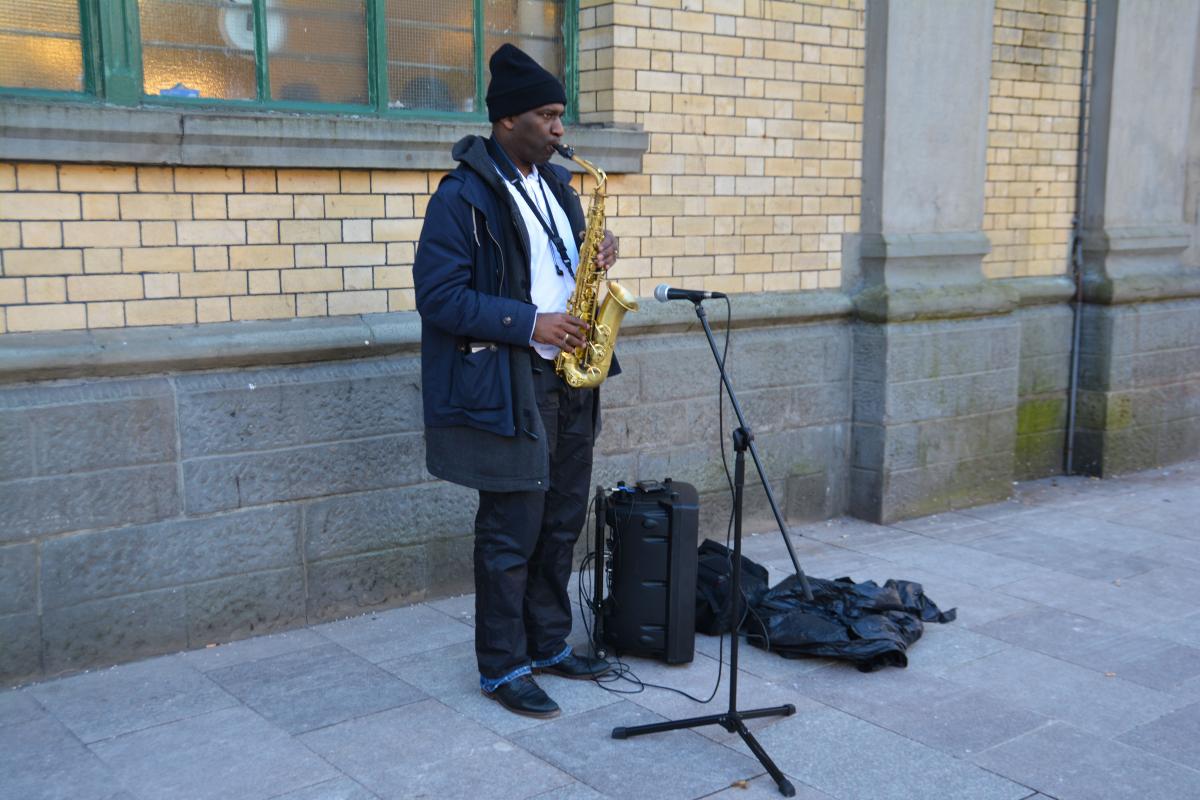 Jenseits von Streaming und Likes: ein unbekannter Strassenmusiker (photo: Pxhere, 2017)