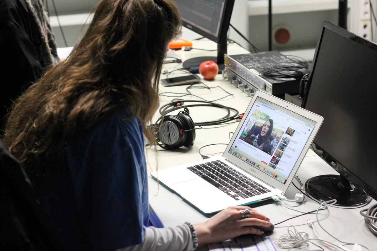 Lara Sarkissian skipping through YouTube in the search for samples (photo: Hannes Liechti, 2018)