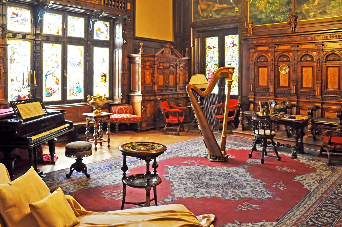 Music room in Romania (photo: Dennis Jarvis/Flickr, Cumpatu Sinaia, 2012)