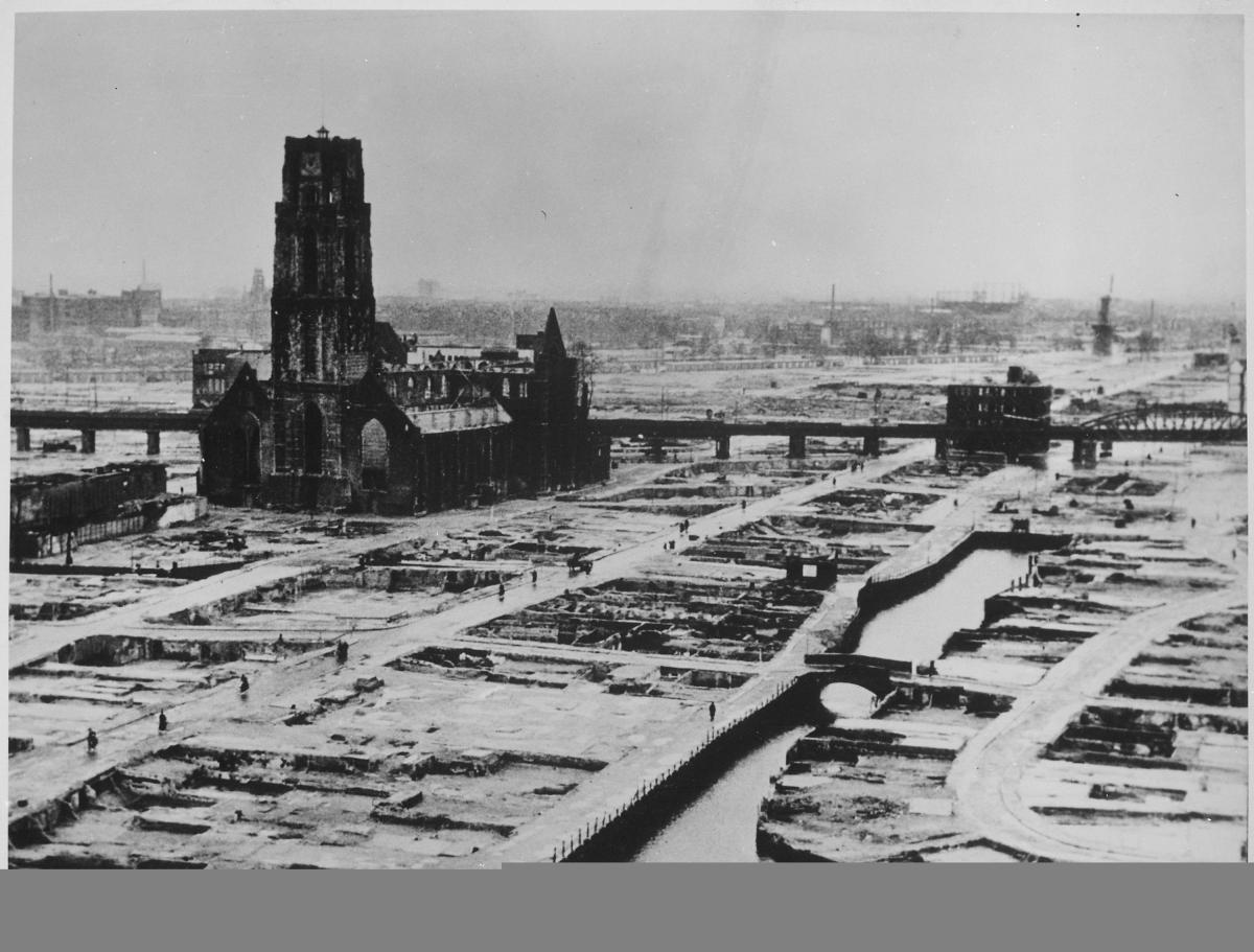 The Grote of Sint-Laurenskerk of Rotterdam after the air raid of May 1940 (photo: RE:VIVE).