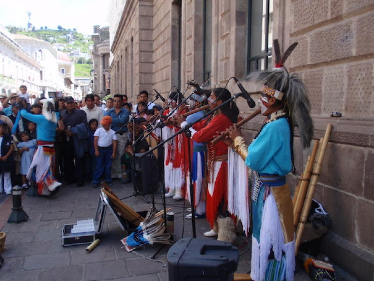 Mega-Indians in a Pedestrian Zone (2000) (photo: Julio Mendívil)