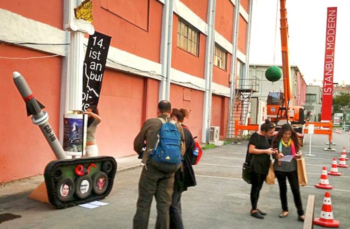 Yapi Sanat placing their protest-statue in front of the art-Biennale at Istanbul Modern (photo: Georg Milz)