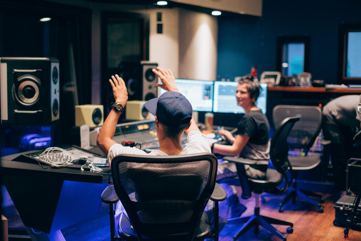Shing02 & Salome MC: Studio mixing at Blue Planet Sounds, Honolulu, Hawaii/US (photo: Shaneika Aguilar)