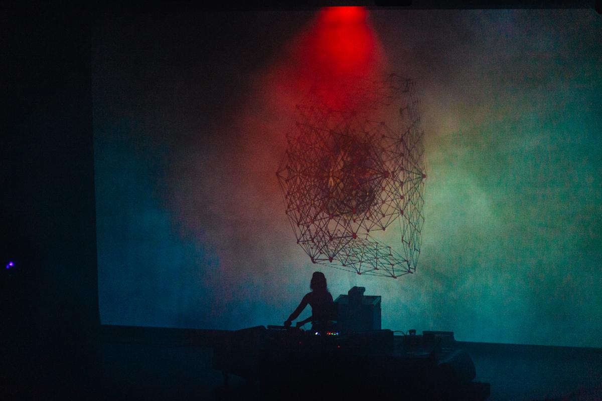 Aïsha Devi live at Schauspielhaus Zürich, visuals by Emile Barret (photo: Thomas Burkhalter, 2018)