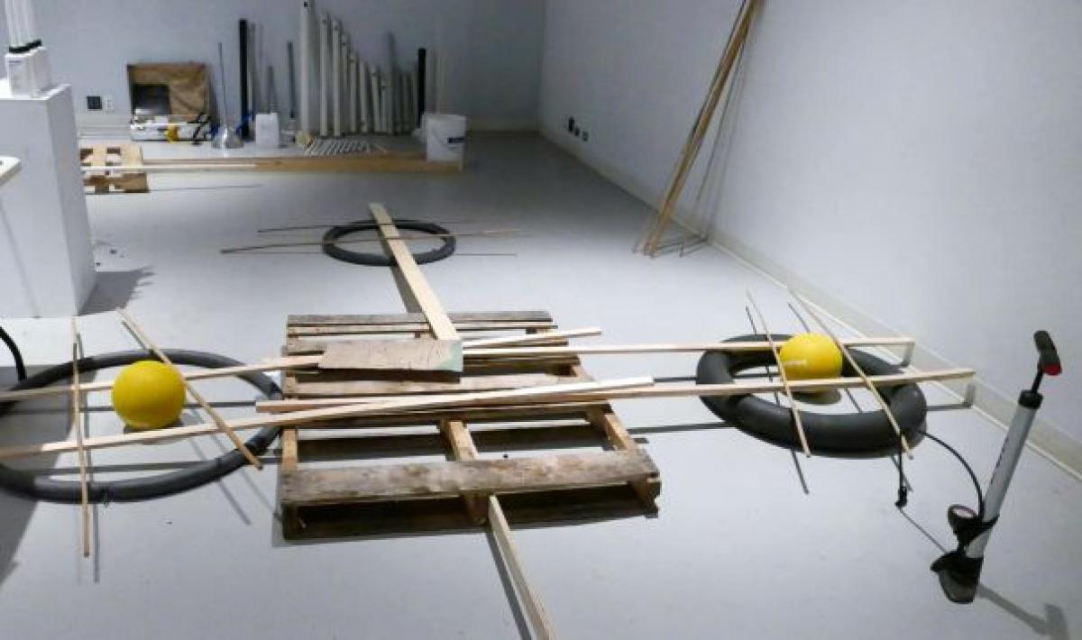 The first arrangements of the constructions of the Plastic Souls Sculpture at DAÏMÔN residency in Québec, Canada (photo: Geert-Jan Hobijn, 2017)