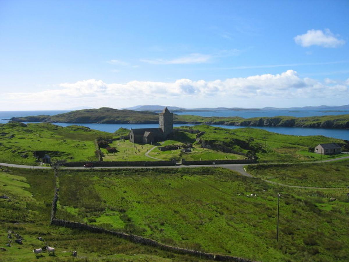St Clement’s Church, Roghadal, Isle of Harris (photo: Les Hull, Wikimedia Commons)