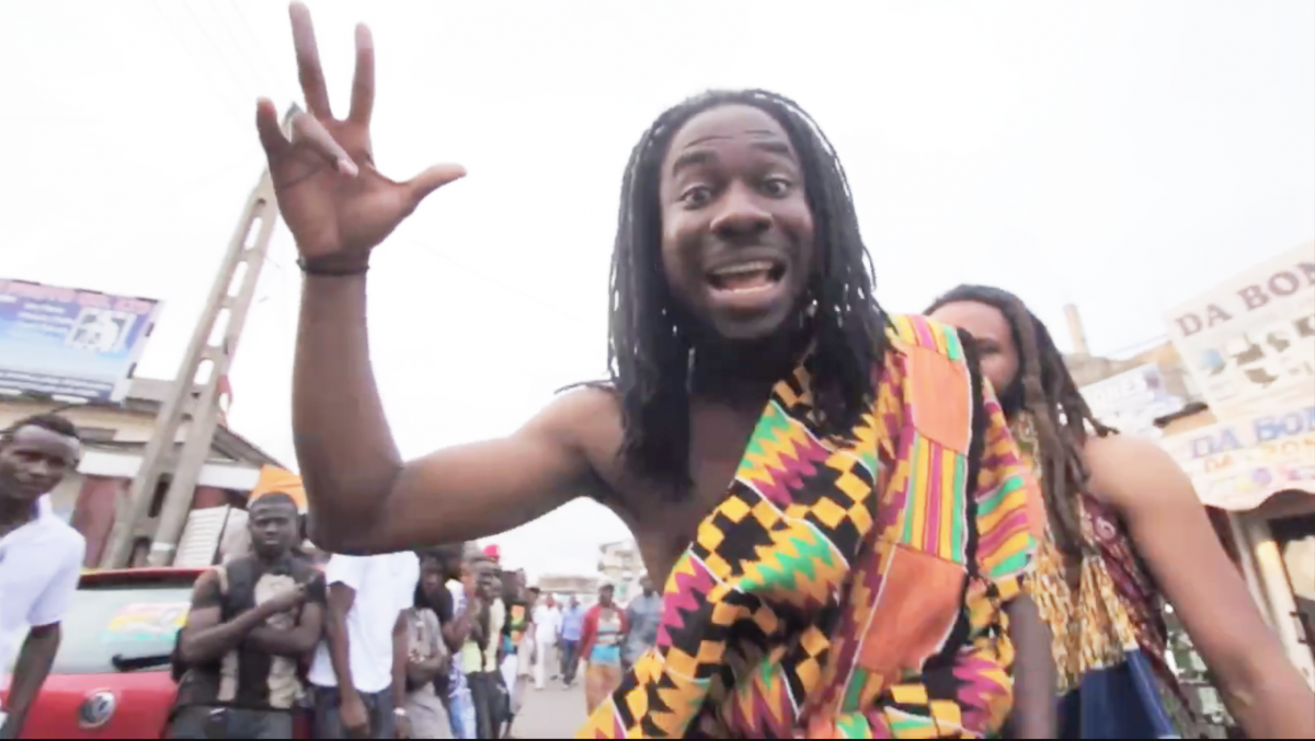 Filmstill: FOKN Bois (Music), Jay Hill/FOKN Bois (Video): «BRKN LNGWJZ» (Ghana 2011)