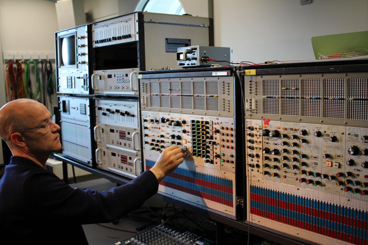 Marcus Schmickler on the ARP-Synthesizer at SWR Experimentalstudio in Freiburg (photo: SWR/Donaueschinger Musiktage, 2018)