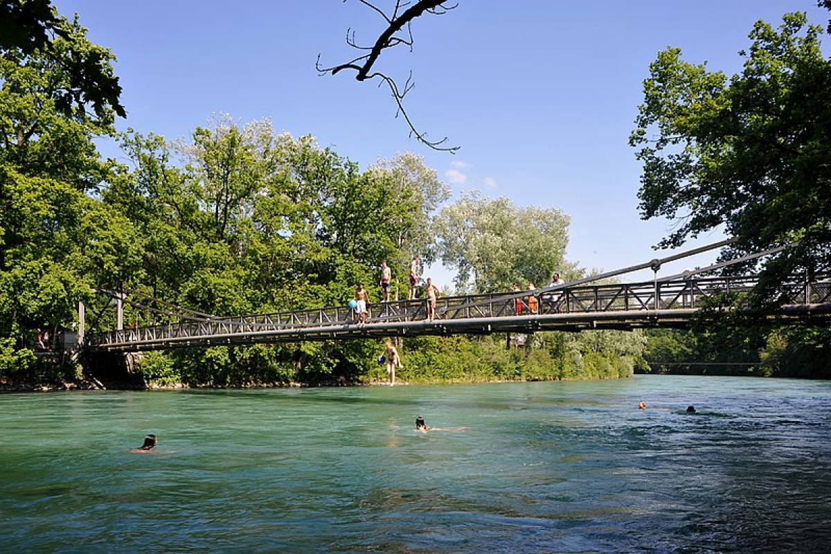 The river Aare that flows through the city of Bern and which is an integral part of the city life, at least in Summer (photo: Christian Kleis/Wikipedia).