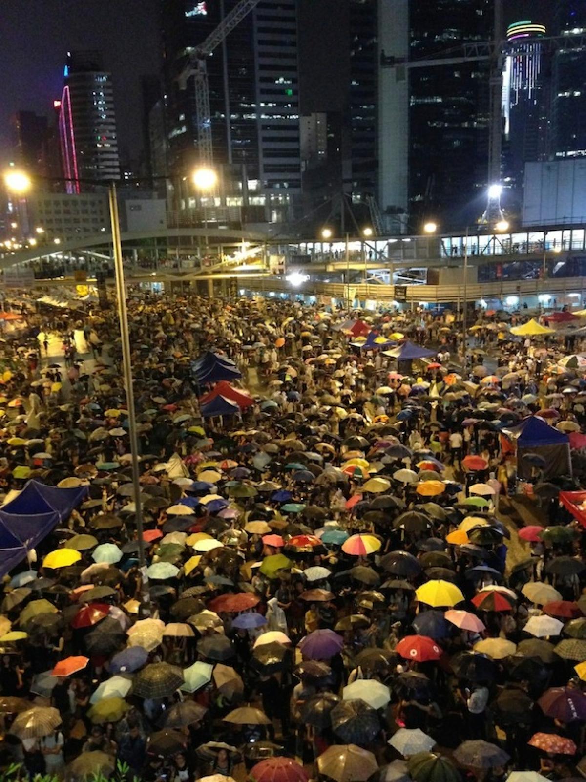 Demonstration with umbrellas (photo: Winnie Lau)