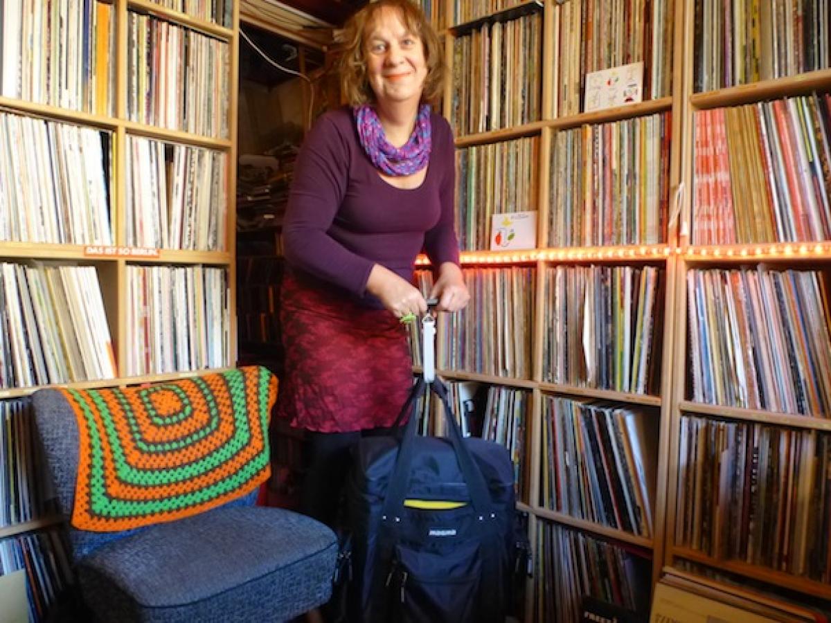 DJ Marcelle mit Koffer und Waage vor ihrer Plattensammlung in ihrer Wohnung in Amsterdam (photo: artist)