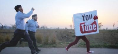 Filmstill: Ali Gul Pir & Adil Omar (Music), Shahbaz Shigri & Ayesha Linnea (Video): «#Kholo BC» (Pakistan 2014)
