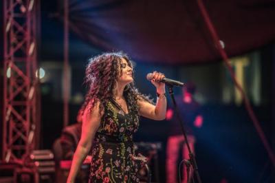 Dina El Wedidi live on her US tour (photo: Azema Photography, 2018)